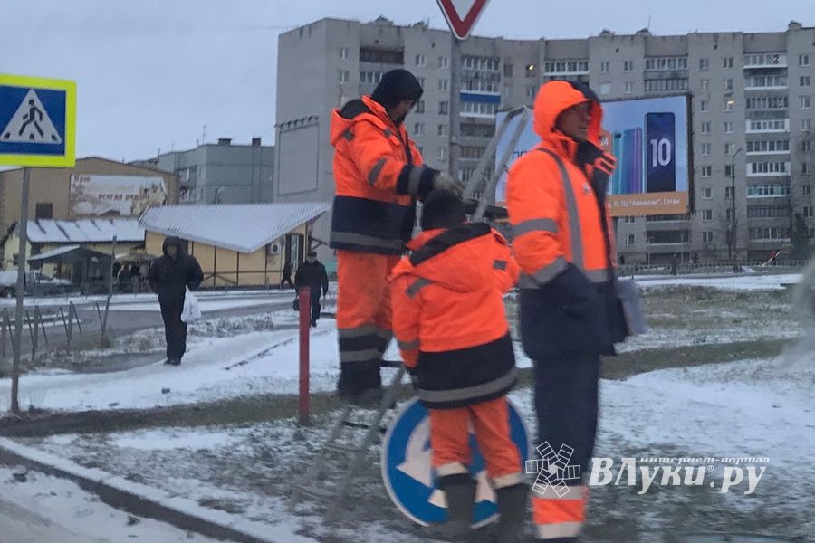 На «дружбинском» круге меняют дорожные знаки (ФОТО)