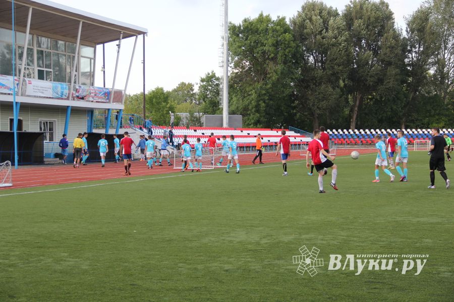 В минувшие выходные великолучане сыграли в футбол (фото)