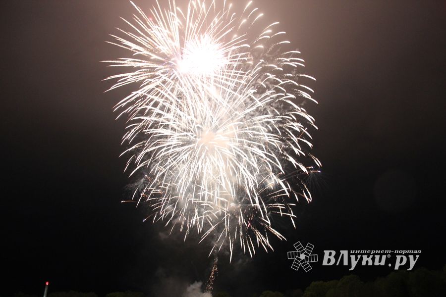 В Великих Луках прогремел праздничный салют в честь Дня Победы (ФОТО)