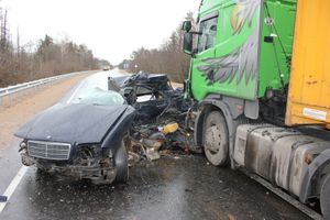 В результате столкновения Мерседеса и фуры в Псковской области погибли 2 человека (фото)