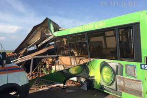 В столкновении пассажирского автобуса и КАМАЗа погибло 16 человек (фото)