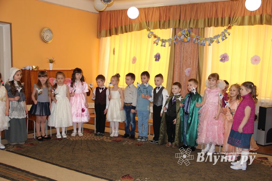 Дети поздравили мам с 8 марта (фото и видео)