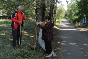 В Великих Луках убрали территорию у памятного знака рабочим ЛРЗ (ФОТО)