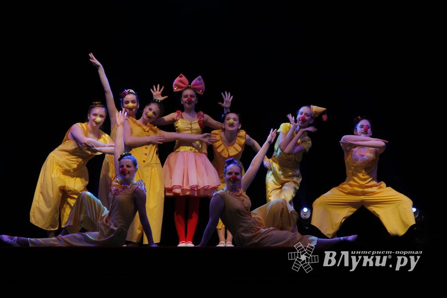 Великие Луки встретили День танца (ФОТО)