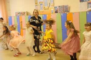 Великолукские школьники поздравили мам и учительниц (ФОТО)