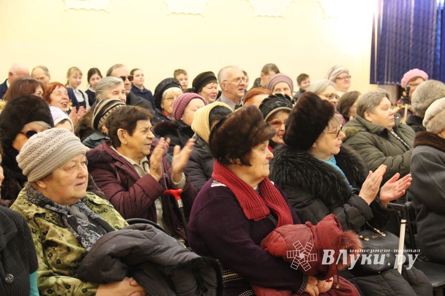 Слабовидящих великолучан поздравили с Международным днём инвалидов (ФОТО)