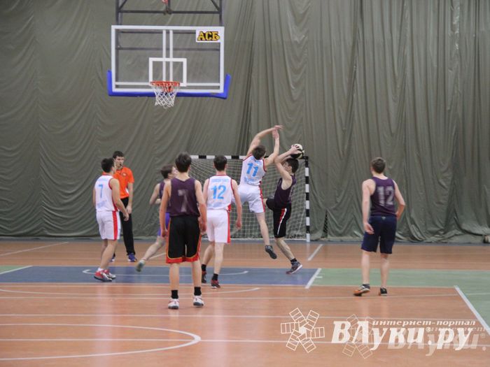 В Великих Луках прошли финальные игры муниципального этапа «КЭС-Баскет» (фото)
