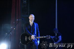 В Великих Луках состоялся концерт Дениса Майданова