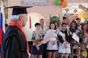 В Великих Луках прозвенели «Последние звонки»