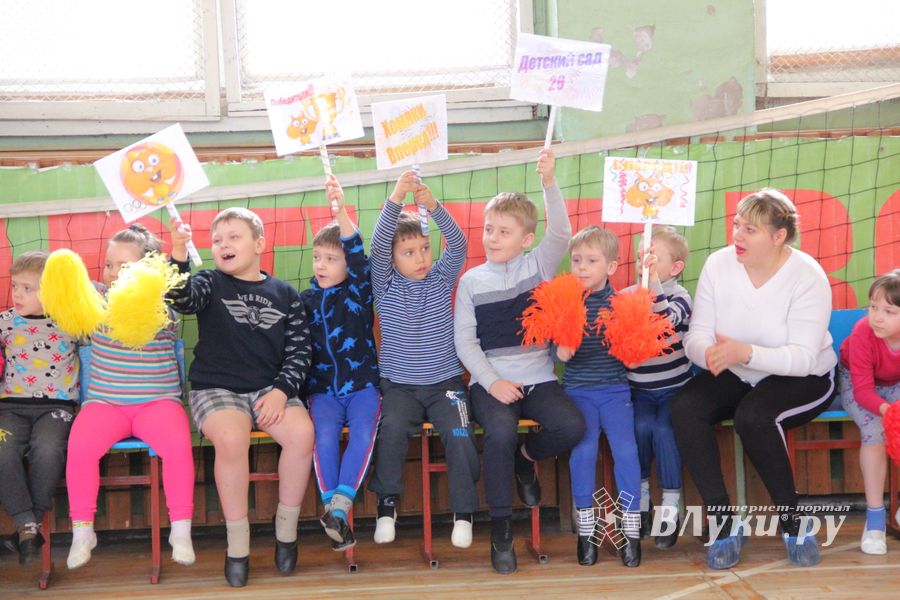 В Великих Луках проходят спортивные соревнования среди дошколят «Юные олимпионики» (ФОТО)