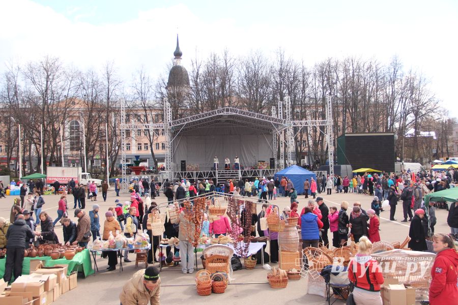 В Великих Луках проходит Весенняя ярмарка