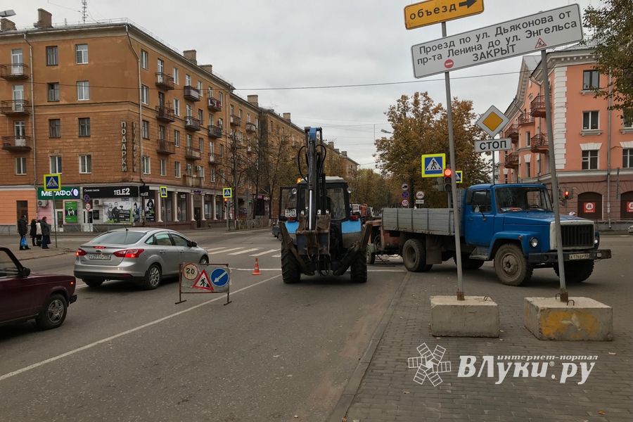 На центральном перекрёстке Великих Лук затруднено движение (ФОТО)