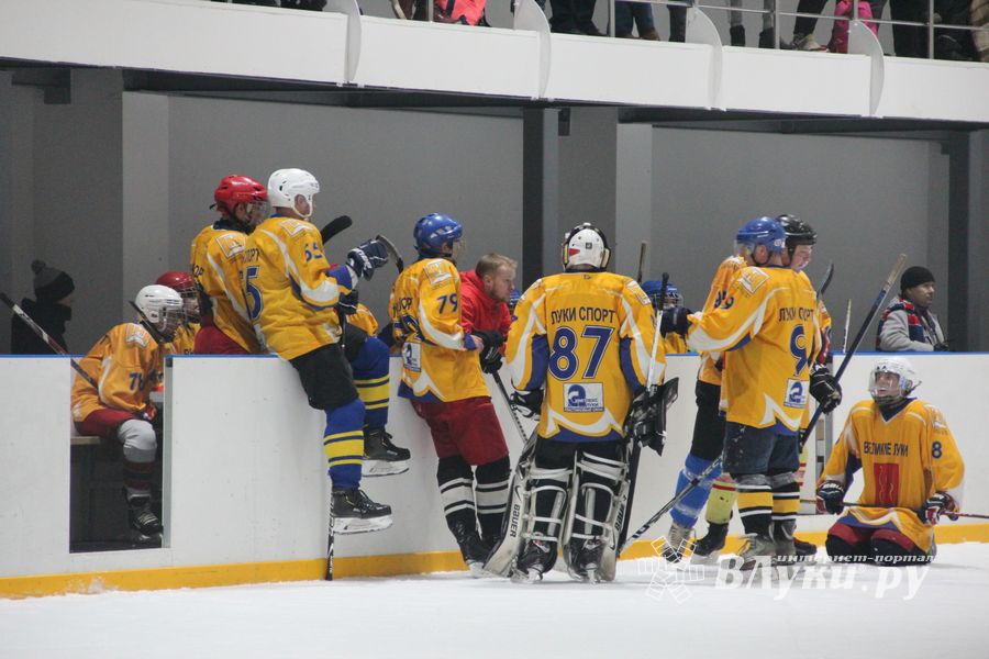 Два зоккейных матча прошли в Великих Луках в рамках Чемпионата города (ФОТО)