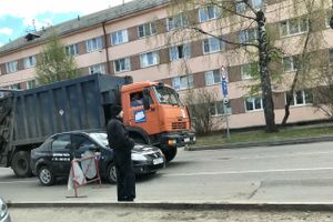 В Великих Луках мусоровоз «притёрся» к охране (ФОТО)