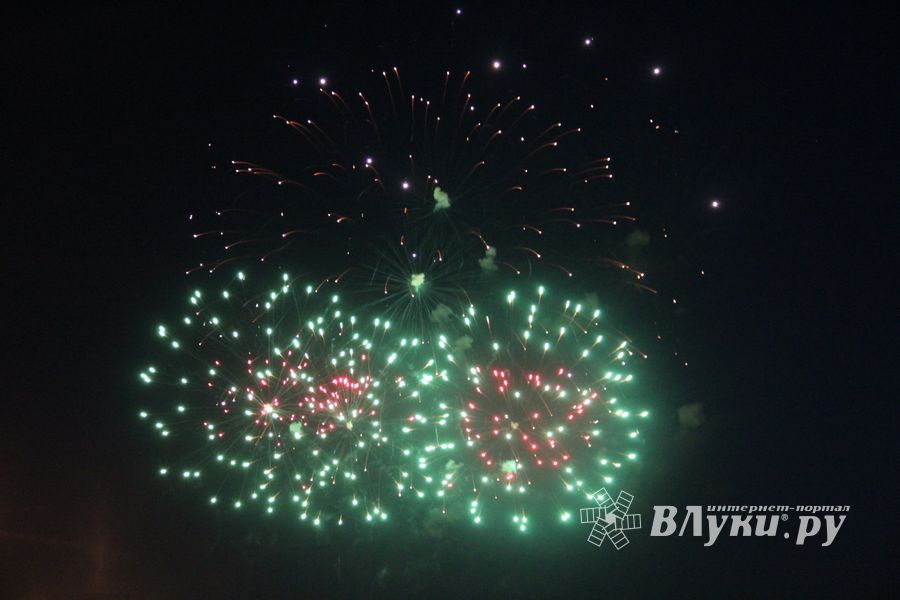 Праздничный концерт и салют в честь Дня Победы в Великих Луках (ФОТО)