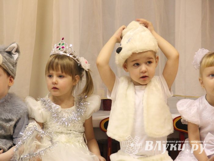 Новогодние утренники в Великих Луках продолжаются (ФОТО)