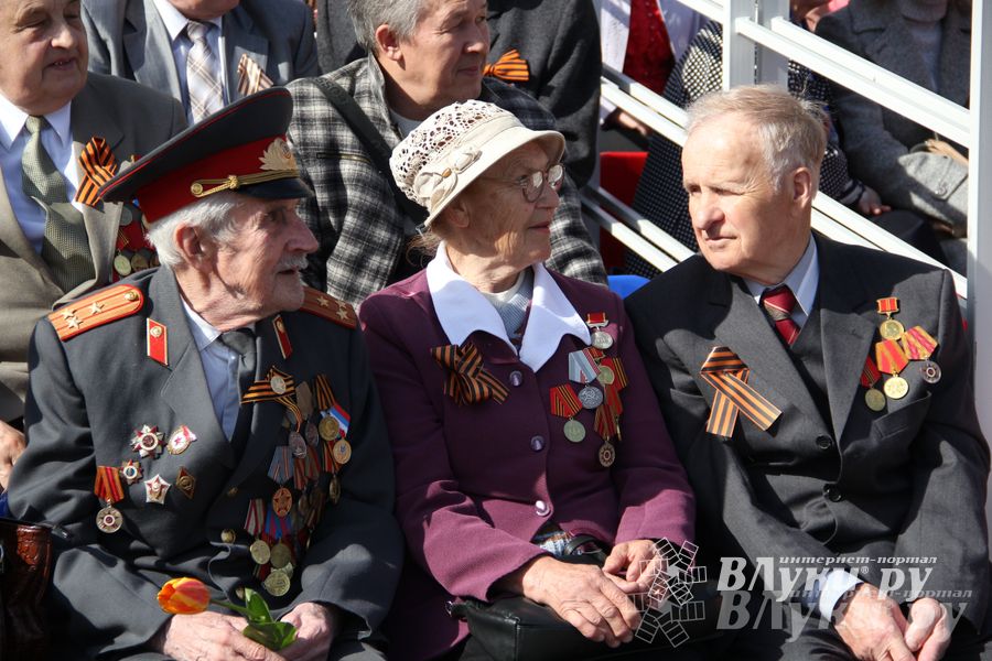 Парад Победы в Великих Луках (фото)