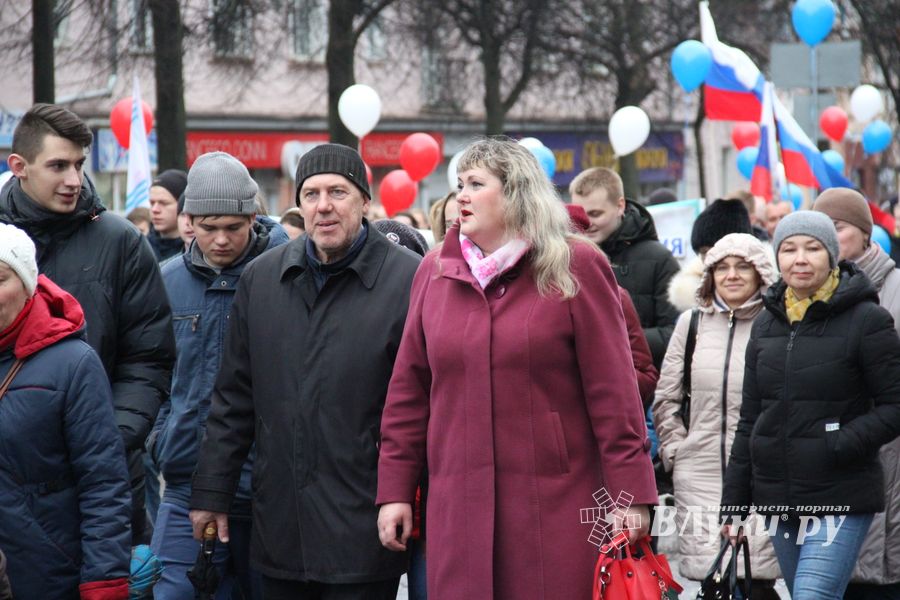 В Великих Луках прошло праздничное шествие (ФОТО)