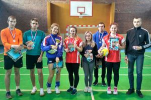 В Великих Луках прошел турнир по волейболу среди подростков и сотрудников органов власти (ФОТО)