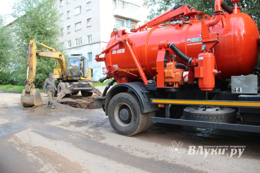 Авария на водопроводе в Великих Луках пока не устранена (ФОТО)
