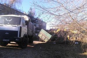 В Невеле грузовик провалился под землю (фото)