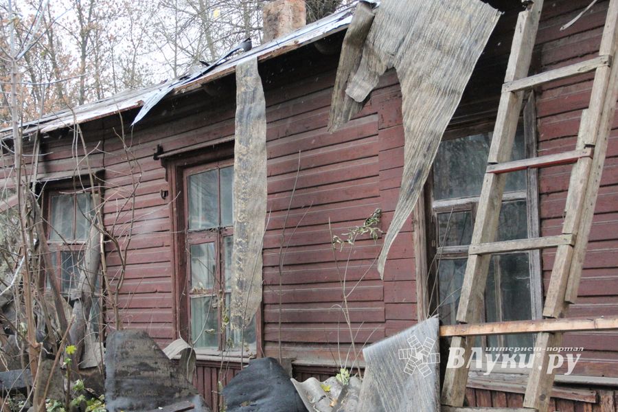 В Великих Луках сносят барак (ФОТО)