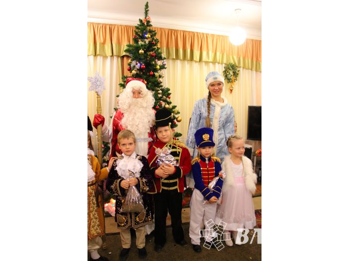 В Великие Луки пришла пора новогодних утренников (ФОТО)