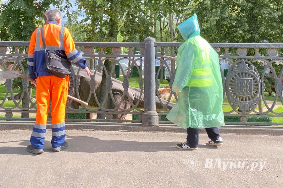 На центральном мосту затруднено движение (ФОТО)