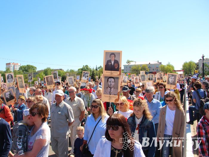 По центральному проспекту Великих Лук прошёл  «Бессмертный полк» (0+) (ФОТО)
