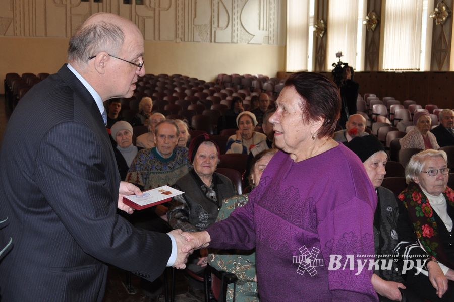 Первый заместитель главы города С. Г. Гусев вручил ветеранам юбилейные медали (фото)