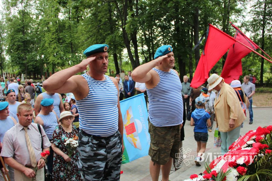 В Великих Луках проходит День памяти и скорби (ФОТО)