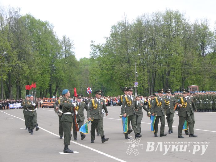 В Великих Луках прошел Военный парад