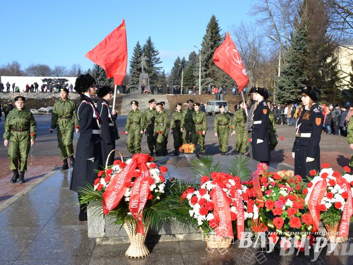 День защитника отечества в Великих Луках отметили памятным митингом и салютом