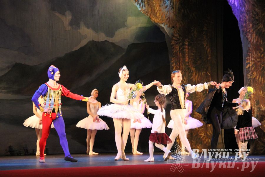 Московский театр «Корона Русского Балета» представил великолучанам балет «Лебединое озеро»