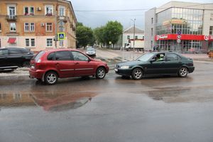 Водители из Питера и Торопца столкнулись в Великих Луках (ФОТО)