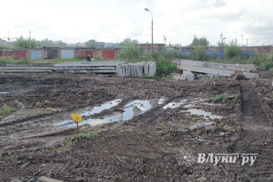 Расчистка местности для строительства путепровода в Великих Луках продолжается (ФОТО)