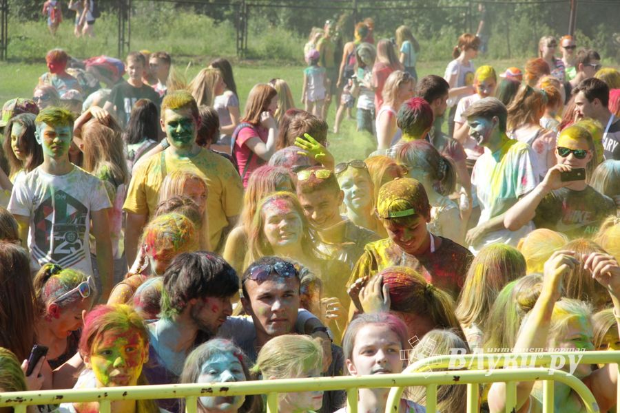 Яркие эмоции «ColorFest» в Великих Луках (ФОТО)
