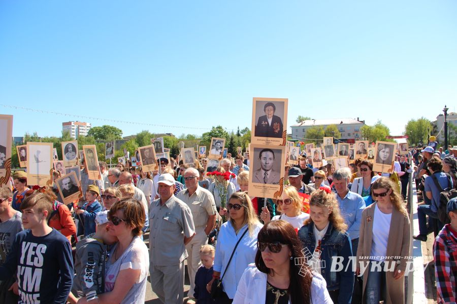По центральному проспекту Великих Лук прошёл  «Бессмертный полк» (0+) (ФОТО)