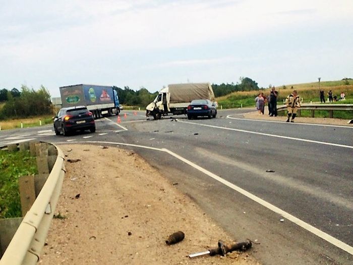 В Великолукском районе столкнулись три легковых автомобиля и один грузовой