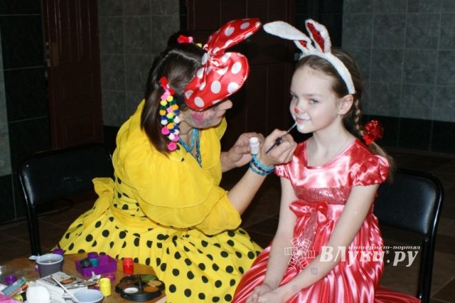 В Псковской области полицейские, артисты и общественники организовали детский праздник (фото)