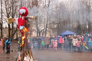 В Великих Луках сожгли Масленицу (фото)