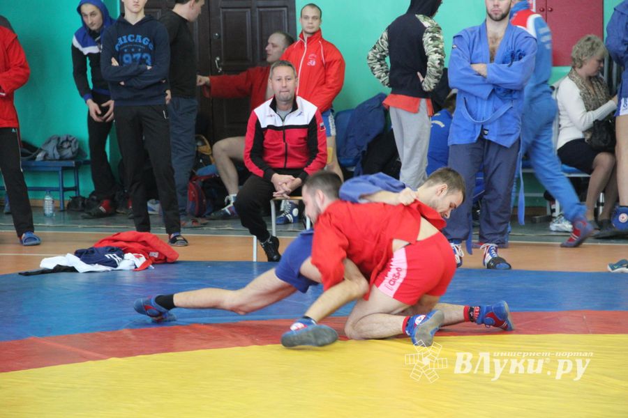 В Великих Луках - время жарких схваток