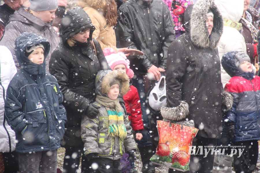 В Великих Луках сожгли Масленицу (фото)