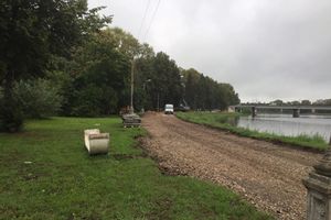 В Великих Луках продолжают благоустраивать городской парк (фоторепортаж)