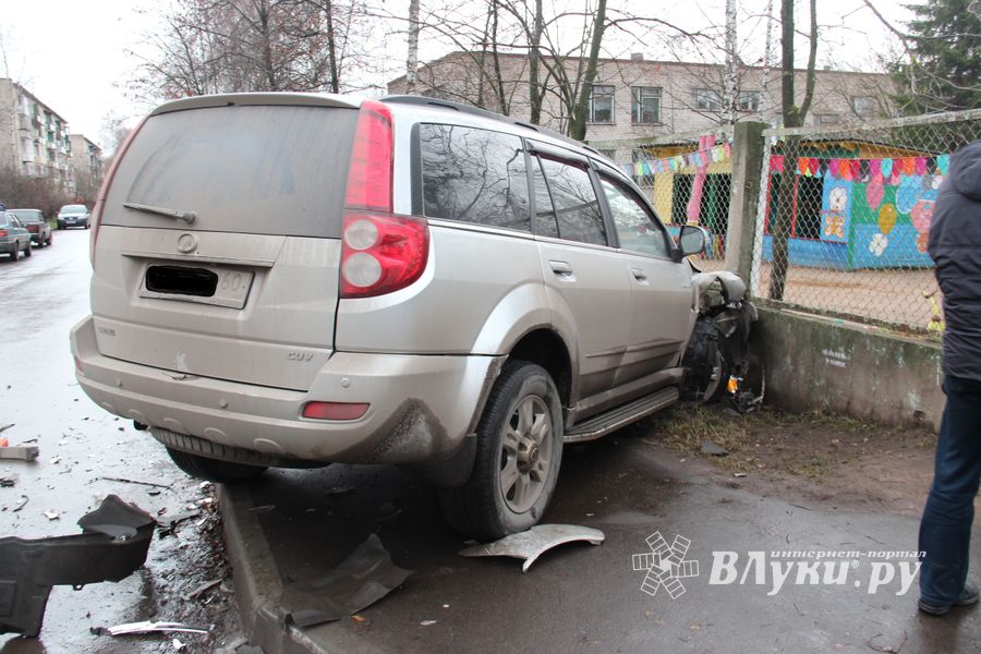 В Великих Луках столкнулись два внедорожника