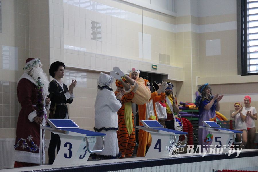 В Великолукском Айсберге прошли соревнования по плаванию на призы Деда Мороза (ФОТО)