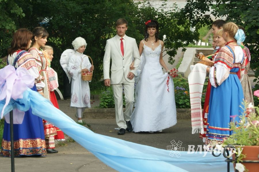 Торжественное открытие парковой скульптуры «Кресло влюбленных»