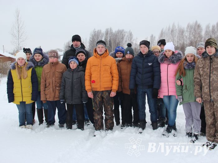 Никто не забыт: в Великих Луках благоустроили могилу неизвестного солдата (ФОТО)