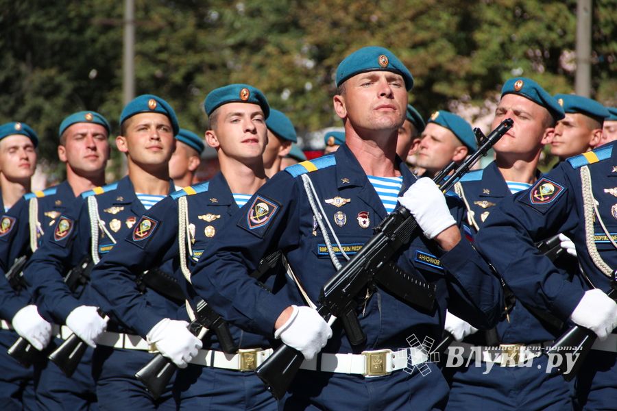 Военный парад в Великих Луках, часть II (ФОТО)