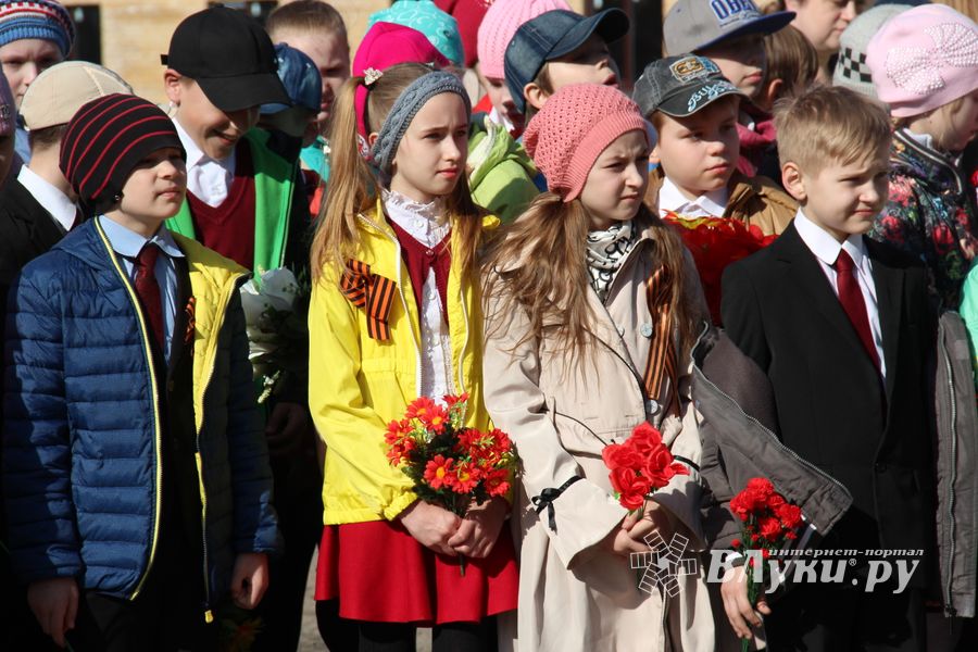 Ученики лицея №11 возложили цветы к могилам Братского кладбища (ФОТО)